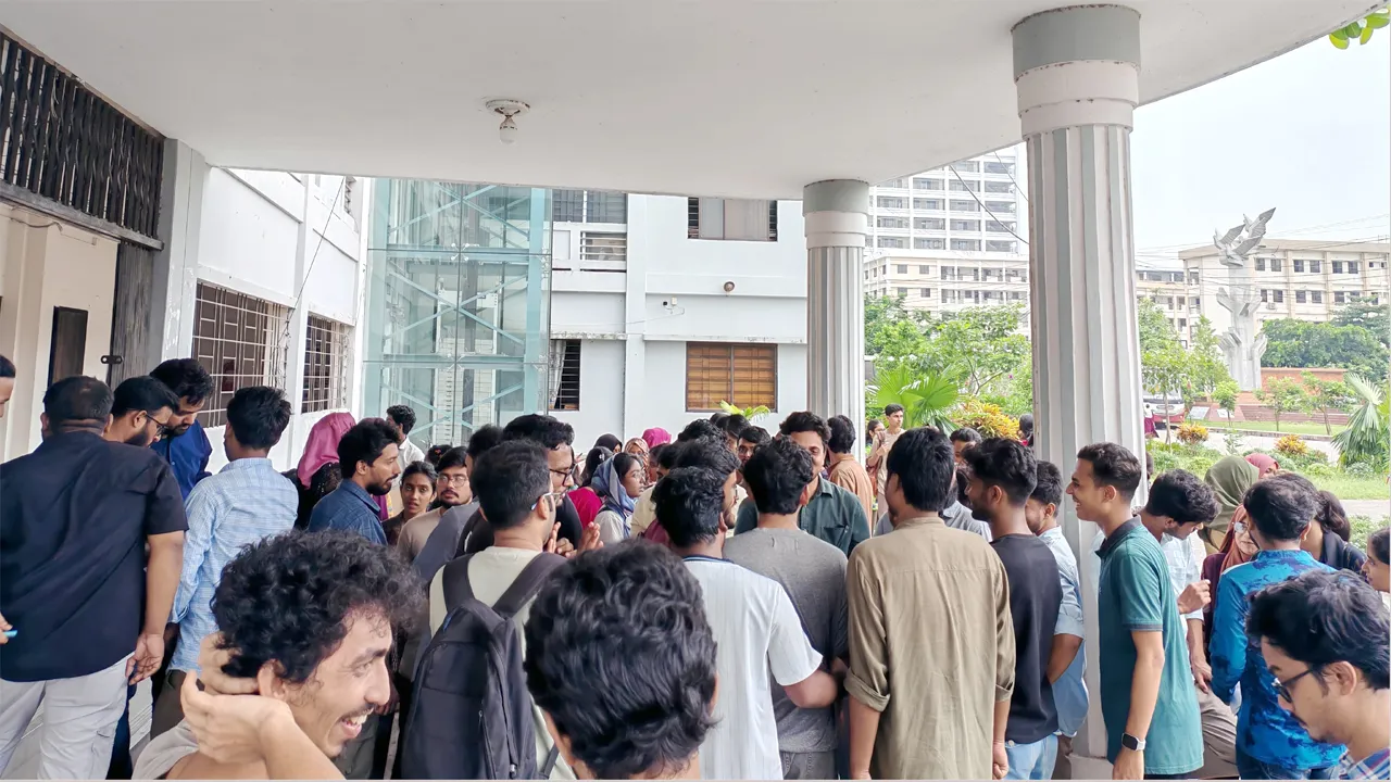 পাবিপ্রবিতে চেয়ারম্যানের পদত্যাগের দাবিতে স্থাপত্য বিভাগে তালা