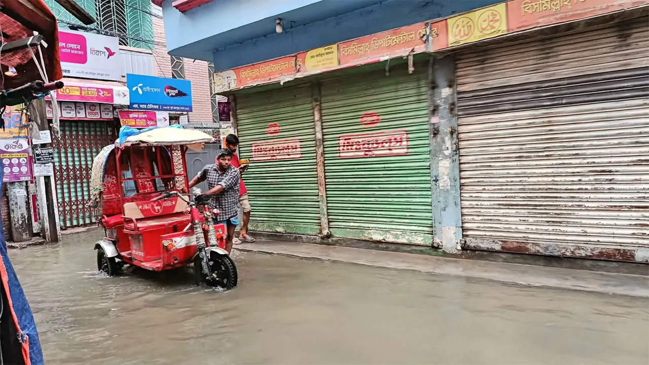 ঢাকায় ভোরের মুষলধারে বৃষ্টি, রাস্তায় জলাবদ্ধতায় ভোগান্তি