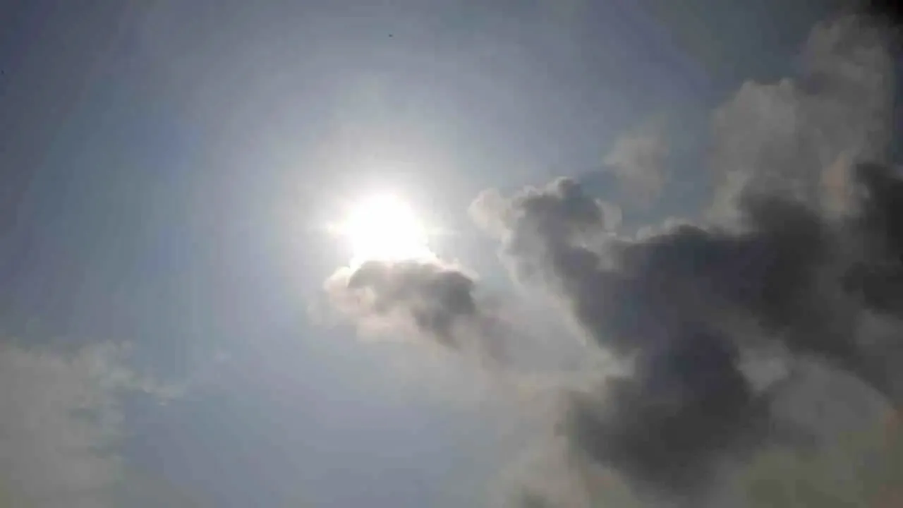 টানা বৃষ্টির পর ঢাকায় সূর্যের দেখা, বাড়বে তাপমাত্রা
