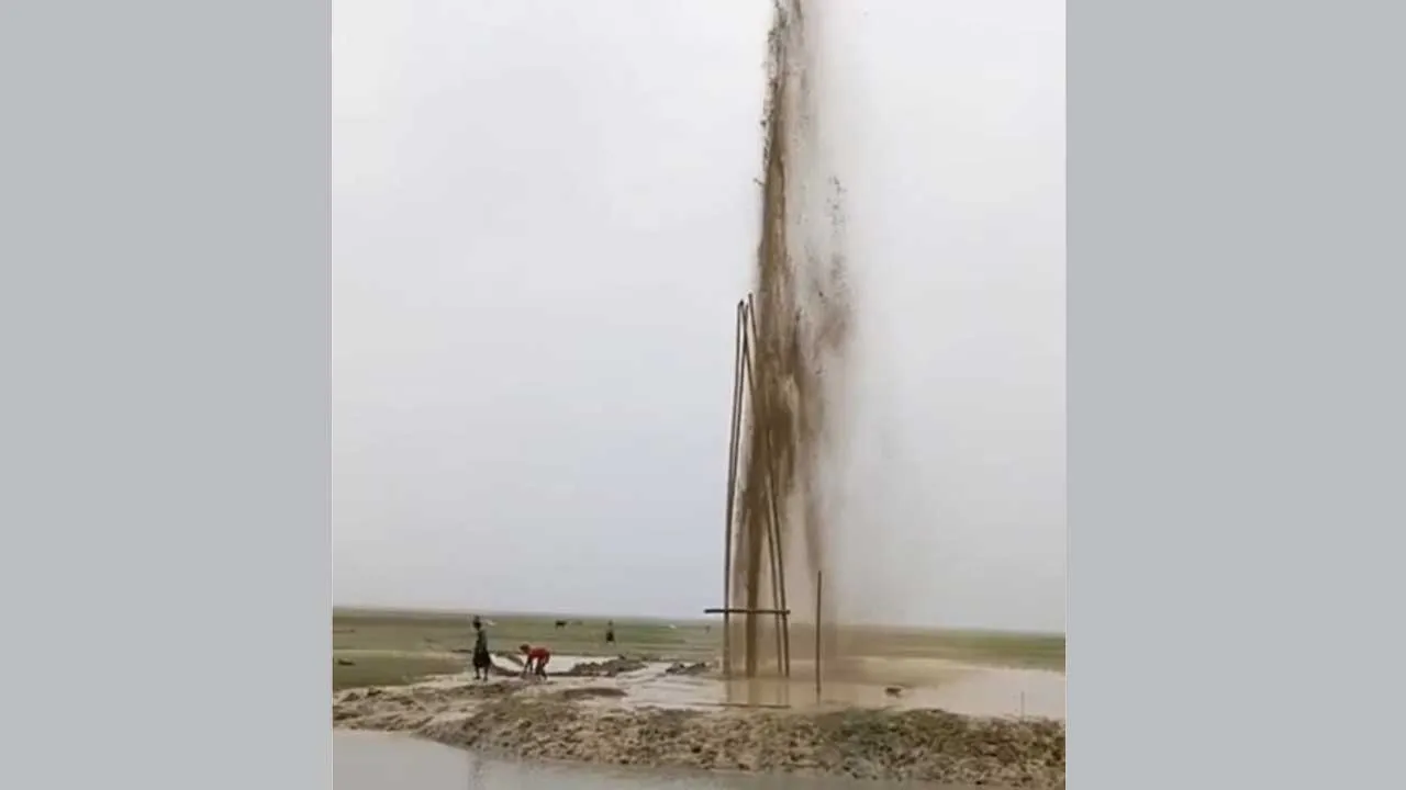 সুনামগঞ্জে নলকূপ বসানোর সময় গ্যাস উদগীরণ
