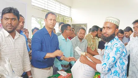 তাহিরপুরে ক্ষতিগ্রস্ত কৃষকদের মাঝে নগদ অর্থ ও চাল বিতরণ