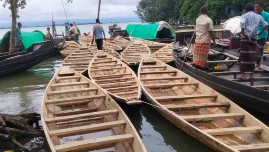 হাওরপাড়ের ১৬ প্রাথমিক স্কুলে এমপি কামরুলের নৌকা বিতরণ
