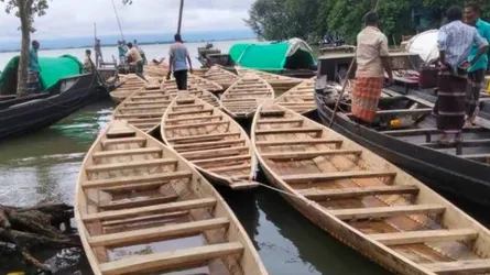 হাওরপাড়ের ১৬ প্রাথমিক স্কুলে এমপি কামরুলের নৌকা বিতরণ
