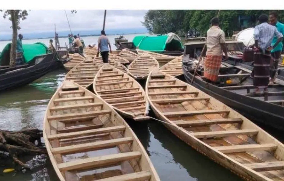 হাওরপাড়ের ১৬ প্রাথমিক স্কুলে এমপি কামরুলের নৌকা বিতরণ