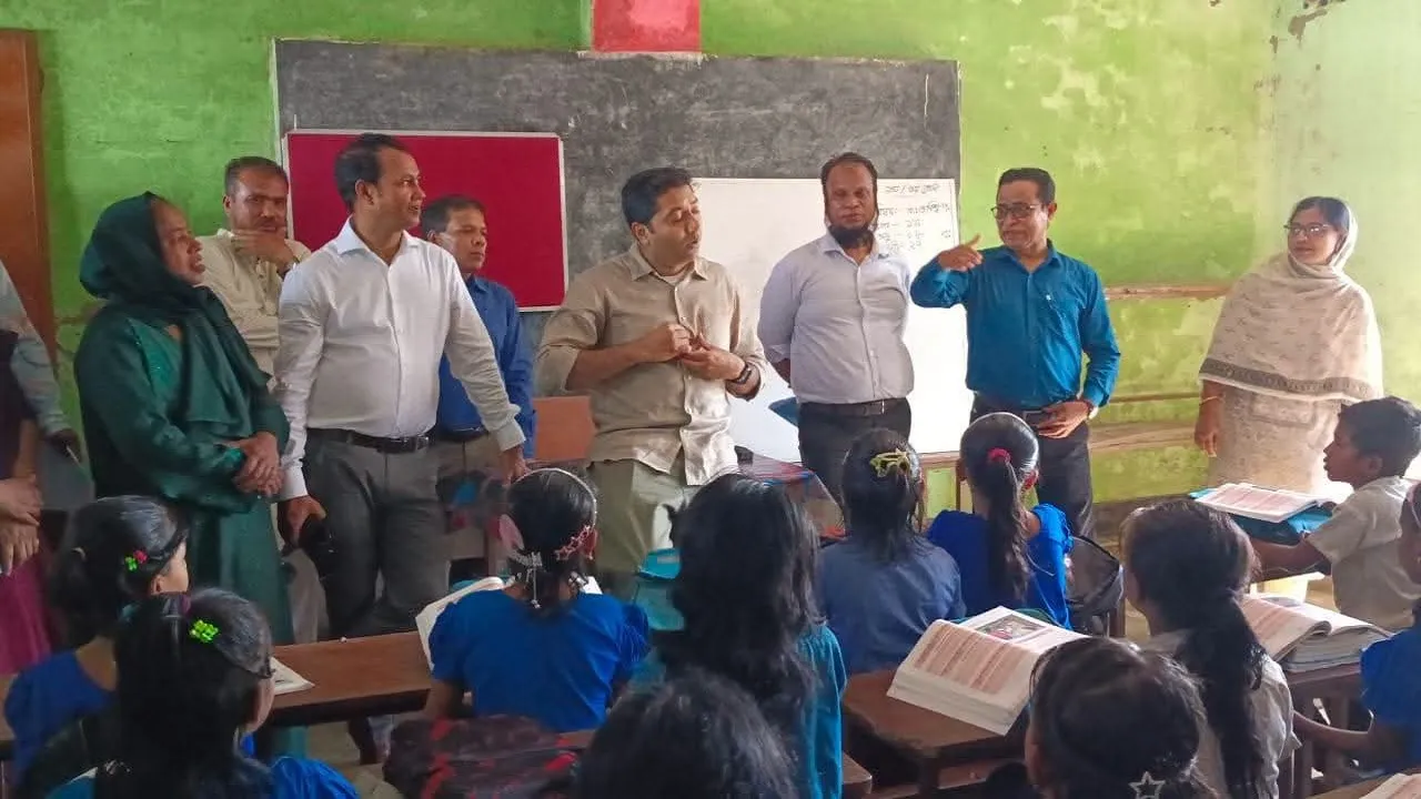 হাওর পাড়ের বিদ্যালয় পরিদর্শন করে প্রয়োজনীয় পদক্ষেপ নেয়ার নির্দেশনা প্রতিমন্ত্রী ববি হাজ্জাজের