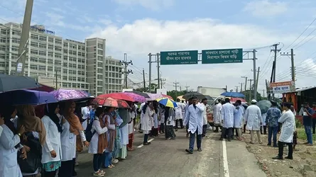 শিক্ষার্থীদের স্বাস্থ্যসেবা এবং মেডিক্যাল ক্লাস চালুর দাবিতে রাস্তা অবরোধ