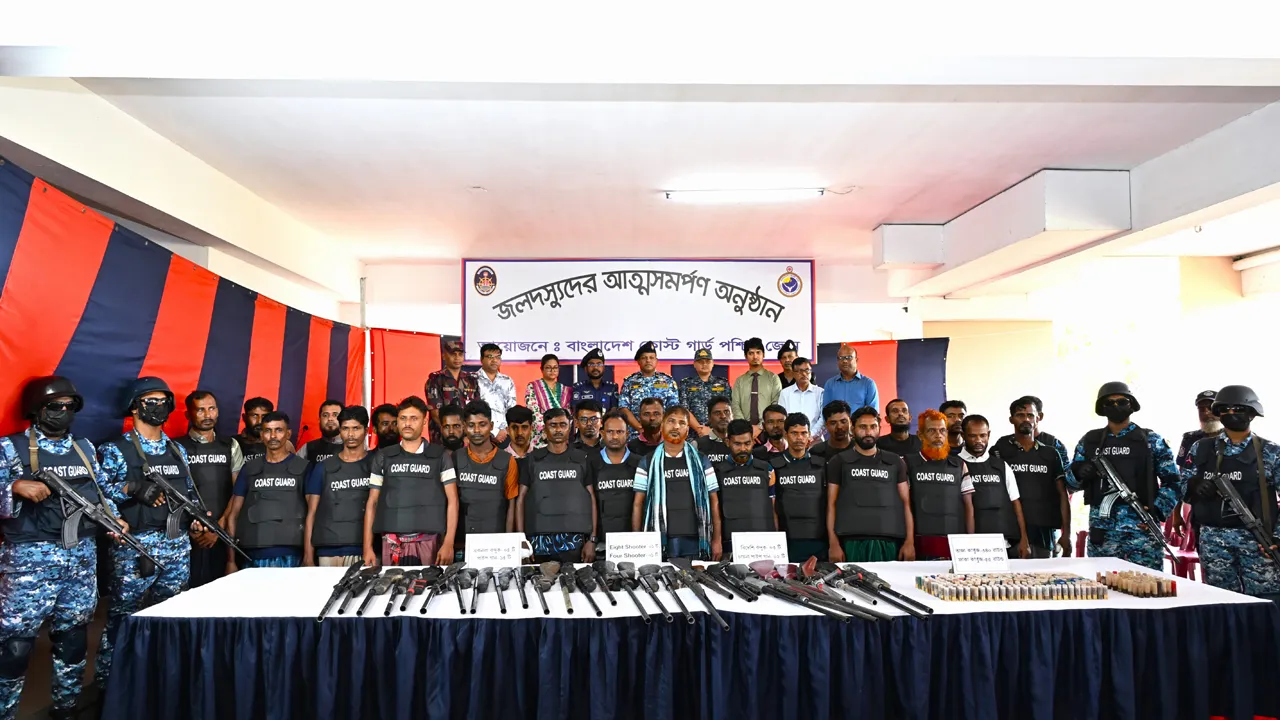 সুন্দরবনের ছোট জাহাঙ্গীর বাহিনীর প্রধানসহ ২৭ জনের আত্মসমর্পণ