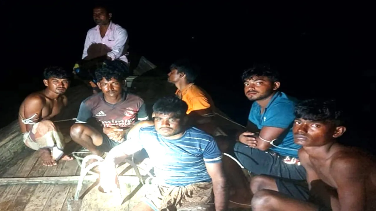 পূর্ব সুন্দরবনে ট্রলারসহ ৬ জেলে আটক