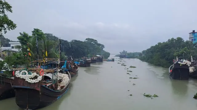 বৈরী আবহাওয়ায় উত্তাল সাগর, উপকূলে নিরাপদ আশ্রয়ে ফিশিংবোটবহর