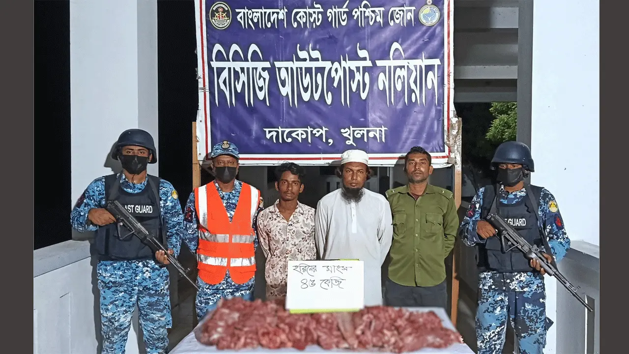 সুন্দরবনে কোস্ট গার্ডের পৃথক দু’টি অভিযানে হরিণের গোশতসহ আটক ২
