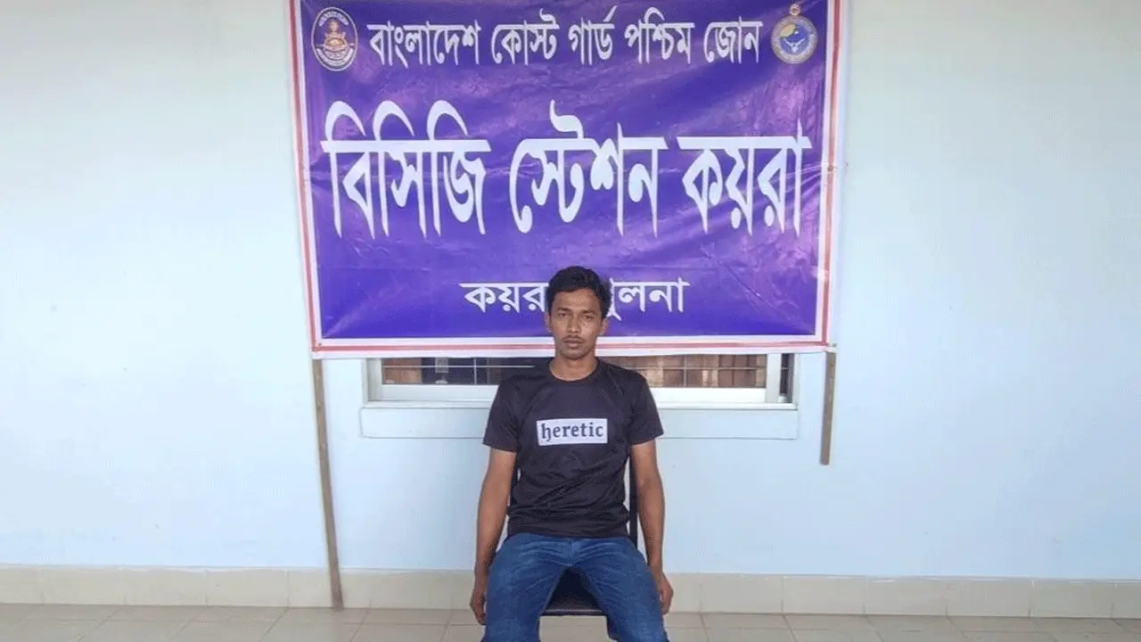 নদীতে পড়ে যাওয়া জাহাজের ক্রুকে জীবিত উদ্ধার করেছে কোস্ট গার্ড