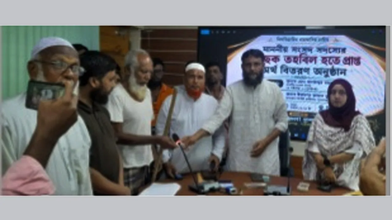 সুন্দরগঞ্জে অসহায়-দুস্থদের মাঝে নগদ অর্থ বিতরণ