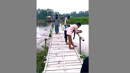 সুন্দরগঞ্জে ৩০ হাজার মানুষের ভরসা কাঠের সাঁকো!