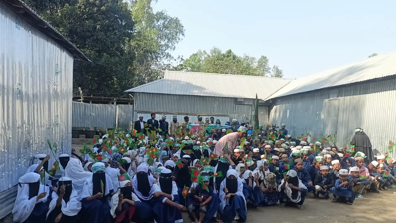 সুন্দরগঞ্জে পতাকা হাতে মাদরাসা শিক্ষার্থীদের বিজয় র‍্যালি
