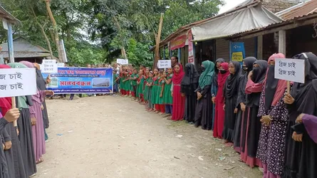 গফরগাঁওয়ে সুতিয়া নদীর ওপর সেতু নির্মাণের দাবিতে মানববন্ধন