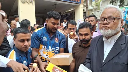 শেখ হাসিনার মৃত্যুদণ্ড : ঢাকার নিম্ন আদালতে মিষ্টি বিতরণ