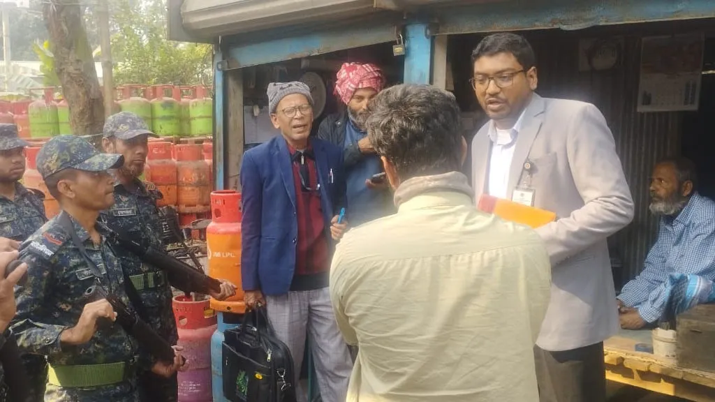 নোংরা পরিবেশে মিষ্টি তৈরি, টংগিবাড়ির অর্ক ঘোষকে ২০ হাজার টাকা জরিমানা