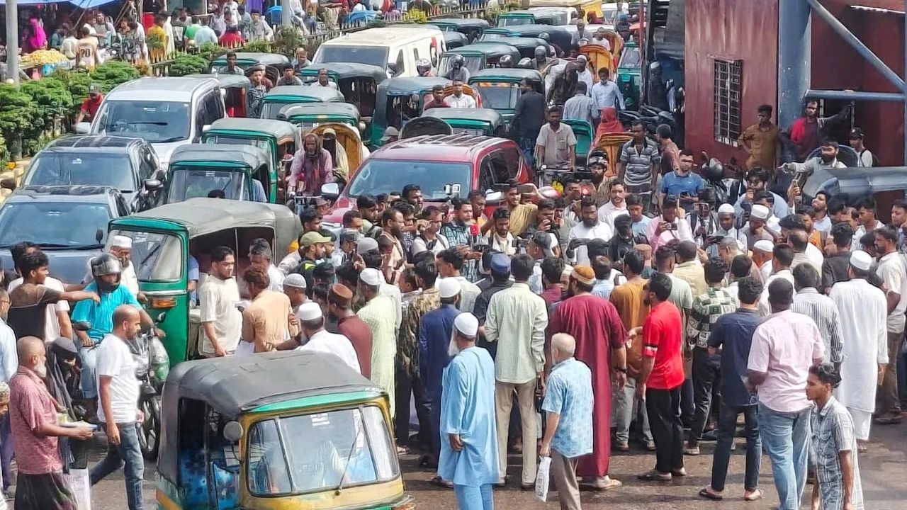 সিলেটে ডিসি সারওয়ারকে পুনর্বহালের দাবিতে সড়ক অবরোধ