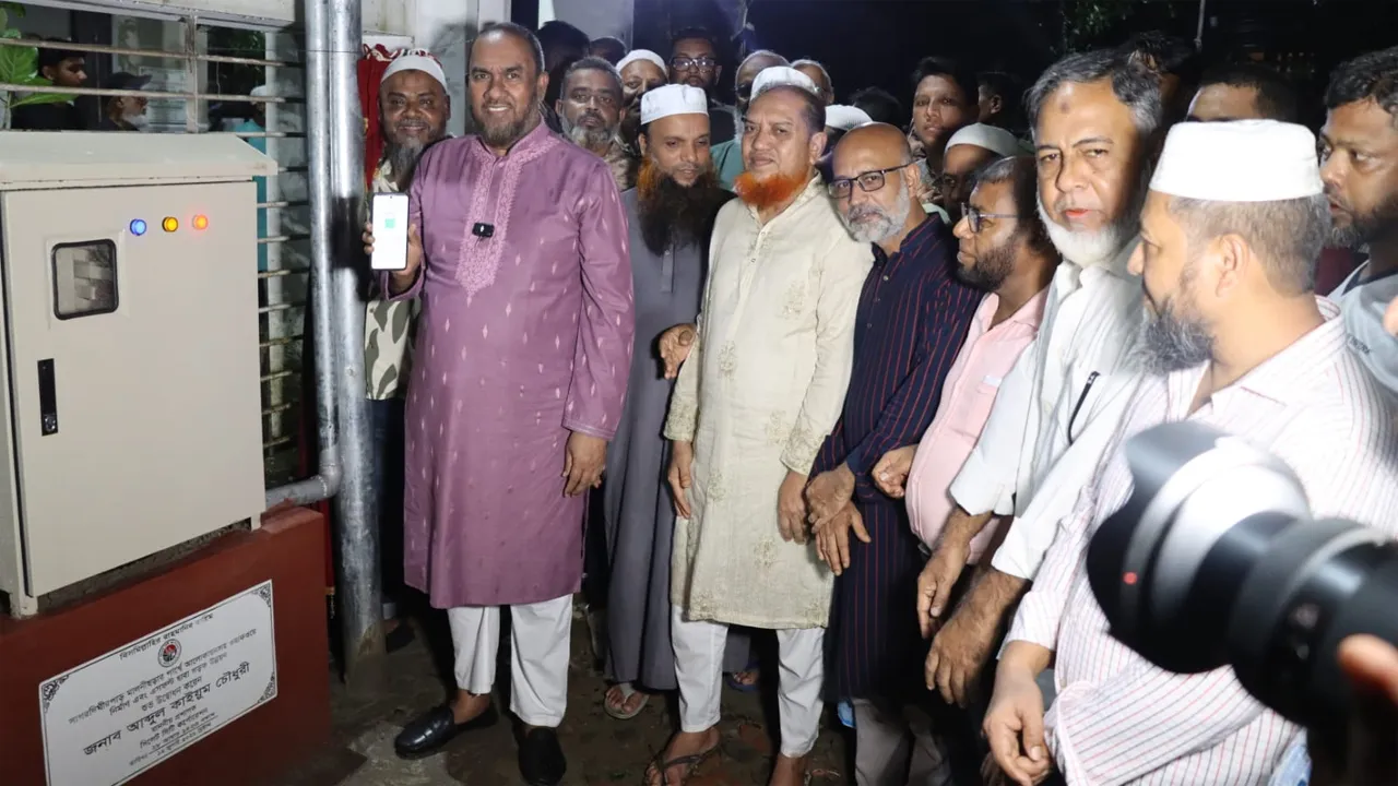 বৃষ্টি উপেক্ষা করেও জলাবদ্ধতা নিরসনে কাজ চলছে