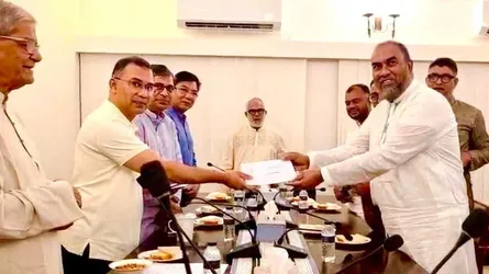 সিসিকের পরিচ্ছন্নতা কর্মীদের ৪১ লাখ টাকা অনুদান দিলেন প্রধানমন্ত্রী
