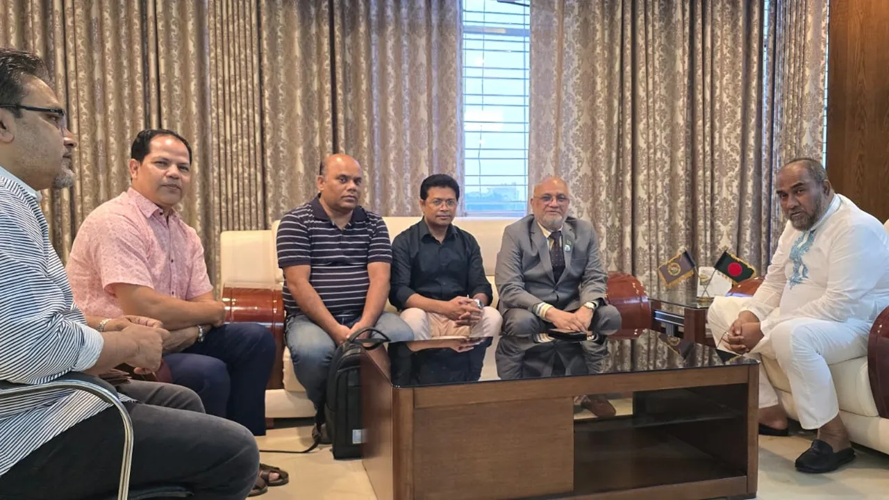 বেহাল সড়ক নিয়ে সিসিক প্রশাসকের সাথে সিকৃবি ভিসির বৈঠক