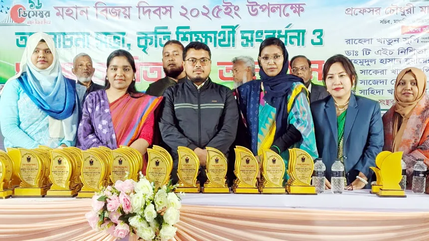 সিলেটে বিসিএস উত্তীর্ণ ও বিশ্ববিদ্যালয়ের শিক্ষক একই পরিবারের ৬ ভাই-বোনকে সংবর্ধনা