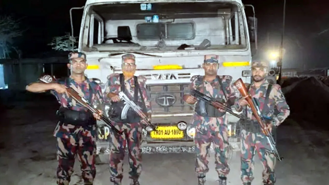 শেওলা স্থলবন্দরে রুপি দিয়ে জ্বালানি তেল কেনার চেষ্টা, ভারতীয় ট্রাক জব্দ