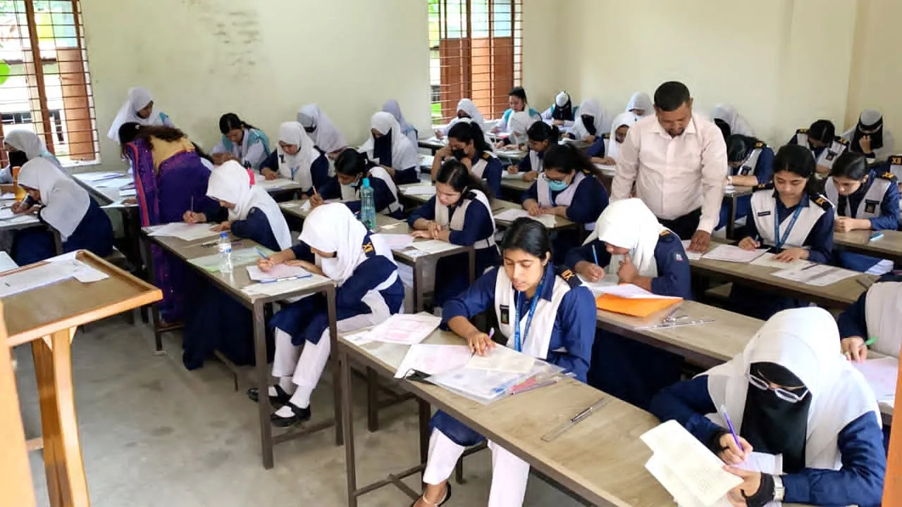 সিলেট বোর্ডে ১ম দিনে অনুপস্থিত ৮২৪ পরীক্ষার্থী