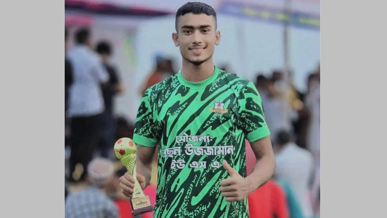 সড়কে ঝরলো তরুণ ফুটবলারের প্রাণ, আরেকজনের অবস্থা আশঙ্কাজনক