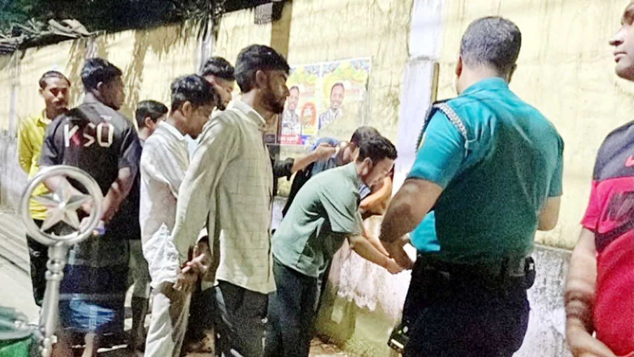বিস্কুটের কার্টুনে নবজাতকের লাশ