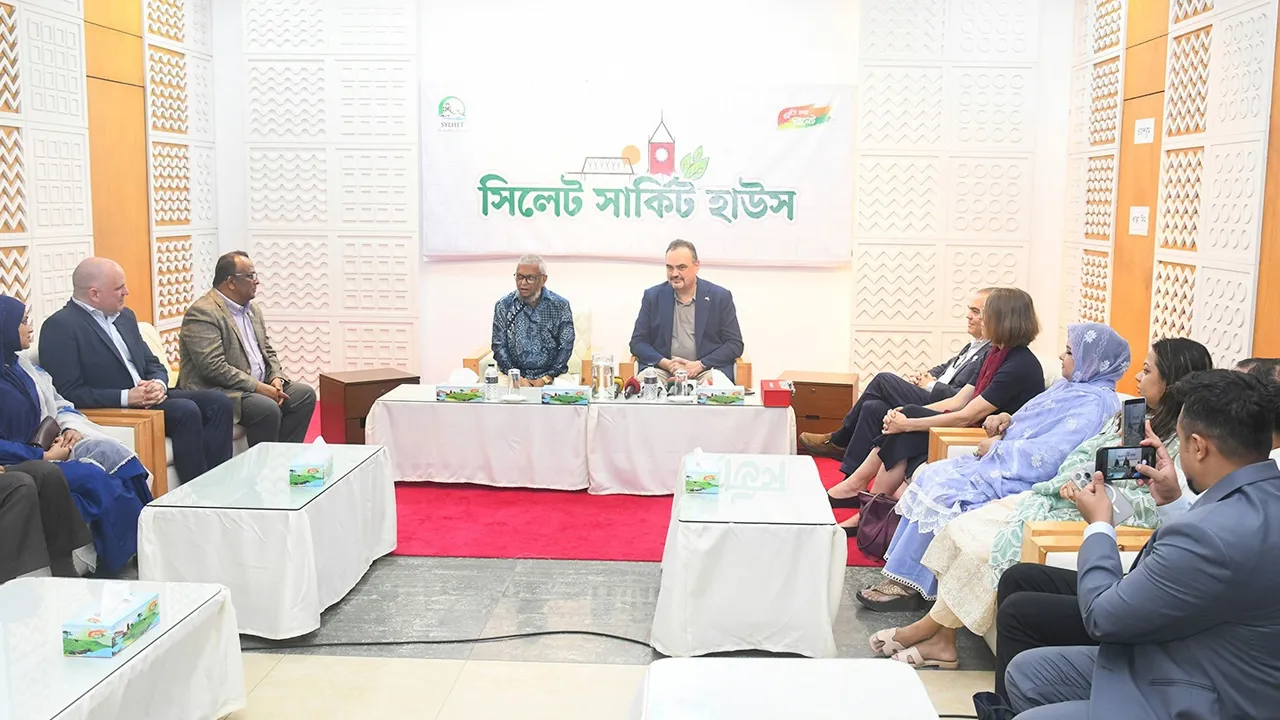 সিলেটে শ্রমমন্ত্রীর সাথে যুক্তরাষ্ট্রের রাষ্ট্রদূতের সৌজন্য সাক্ষাৎ