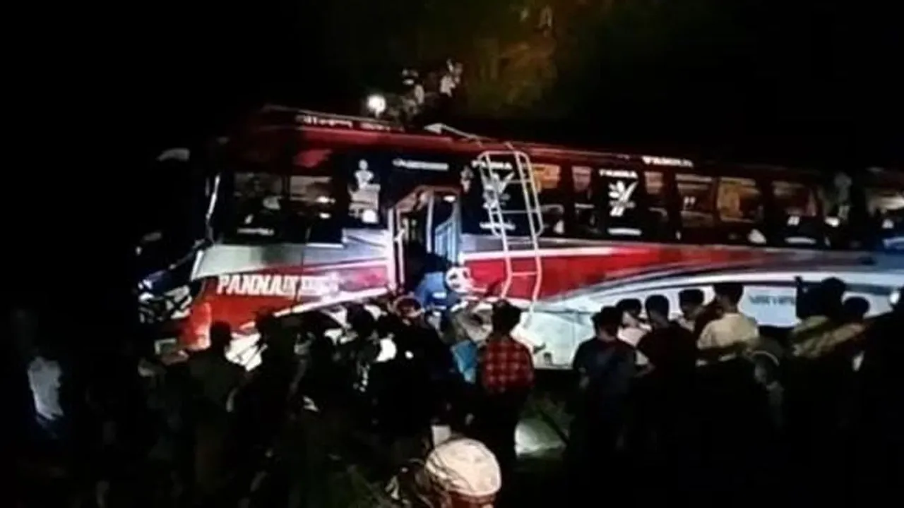 সিলেটে বাস খাদে পড়ে ২৮ যাত্রী আহত, নিখোঁজ ২