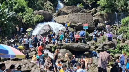 জাফলংয়ের পাহাড়ি মায়াবী ঝরনায় পর্যটকের ঢল