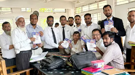 সিলেট আদালত প্রাঙ্গণে আইনজীবীদের লিফলেট বিতরণ