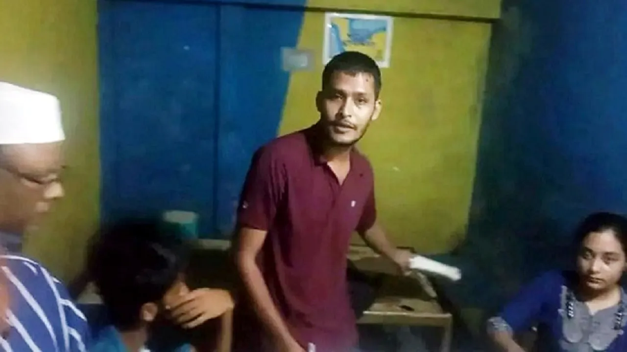 চায়ের দোকানে আড্ডা দিয়ে দেখছিলেন এইচএসসির খাতা!