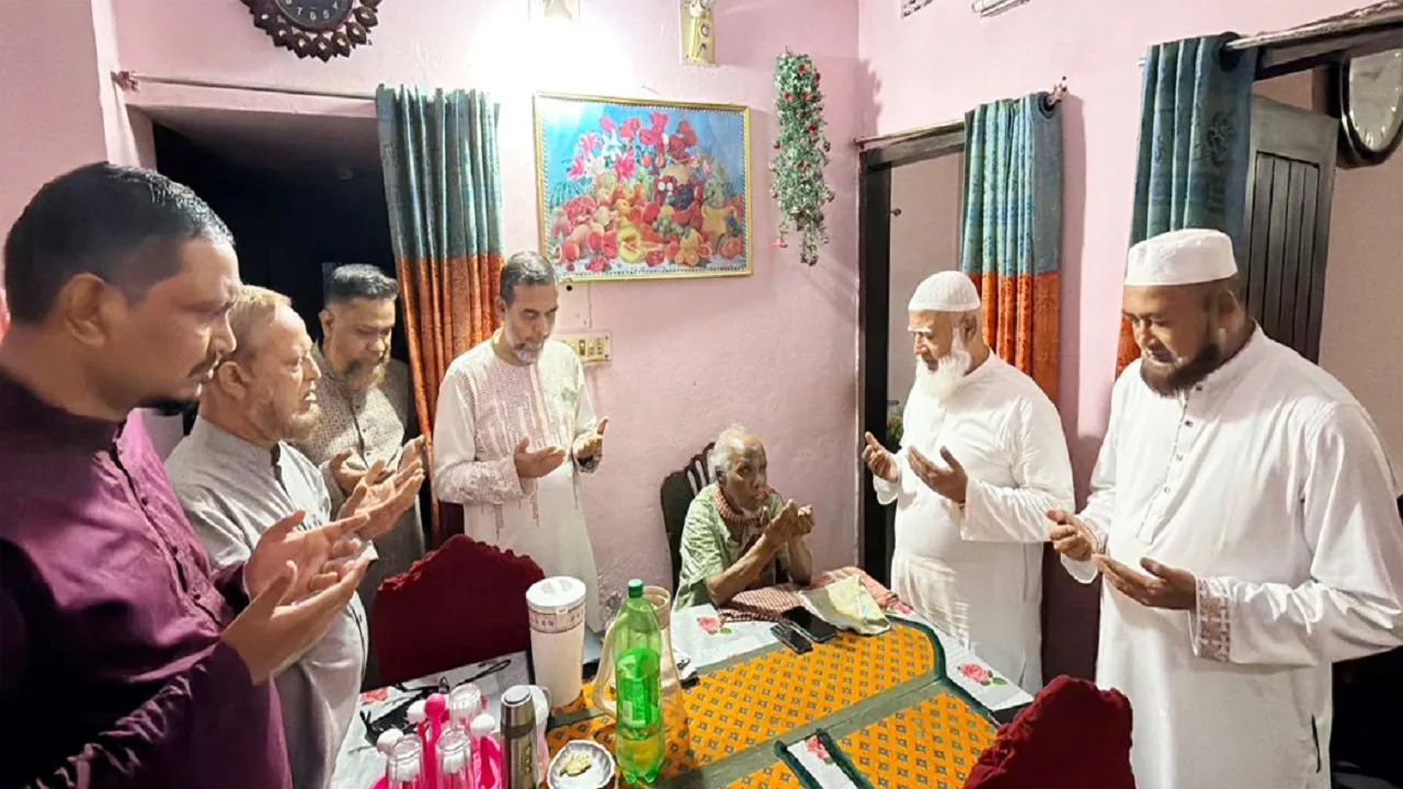 সিলেটের প্রথিতযশা সাংবাদিক মানিককে দেখতে বাসায় গেলেন জামায়াত আমির