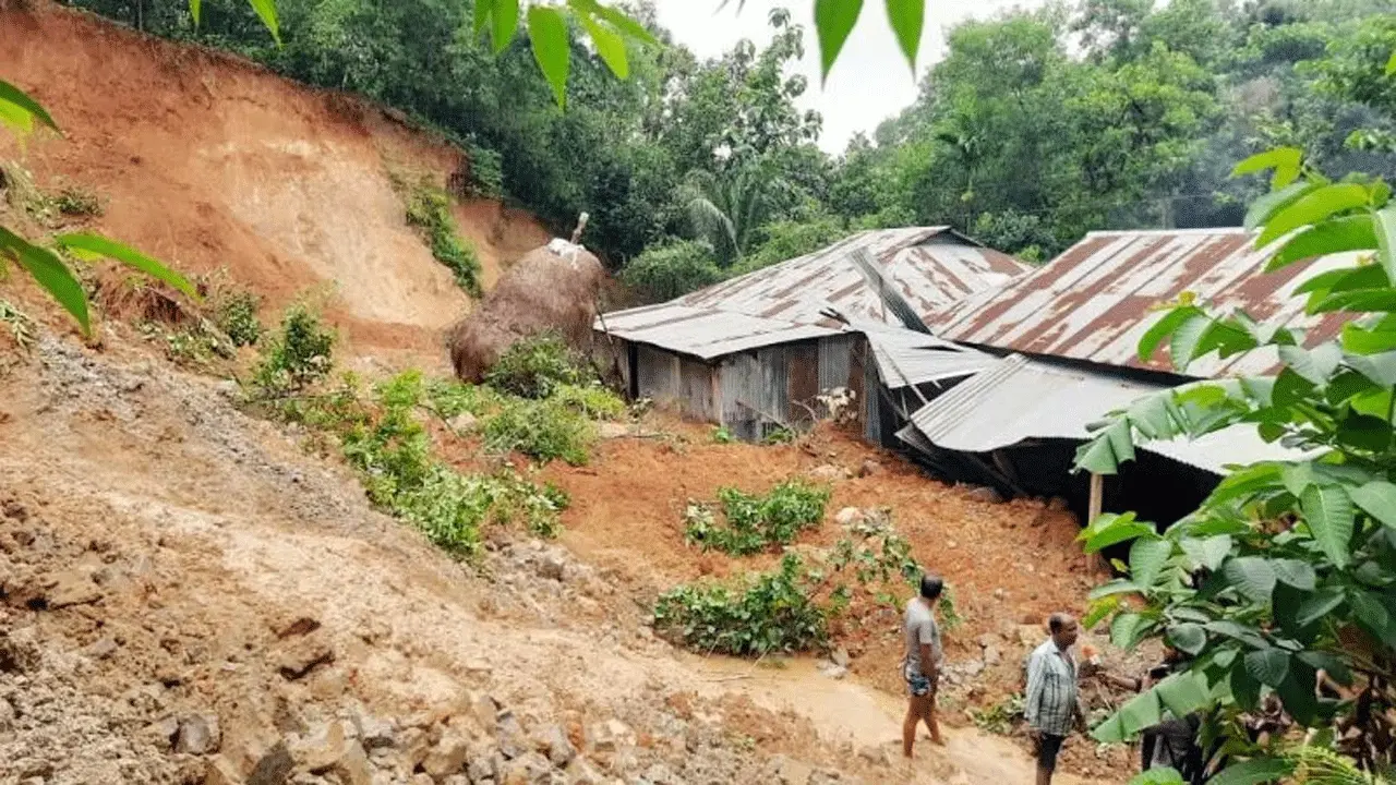 সিলেটে অতিভারী বৃষ্টিতে টিলা ধসের শঙ্কা