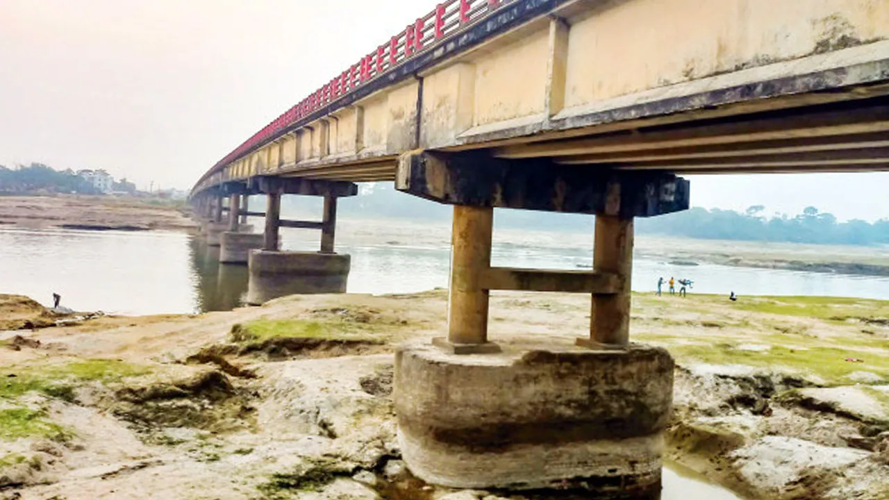 সিলেটে ধলাই সেতুর নিচ থেকে বালু লুটের সময় ৯১ নৌকা জব্দ