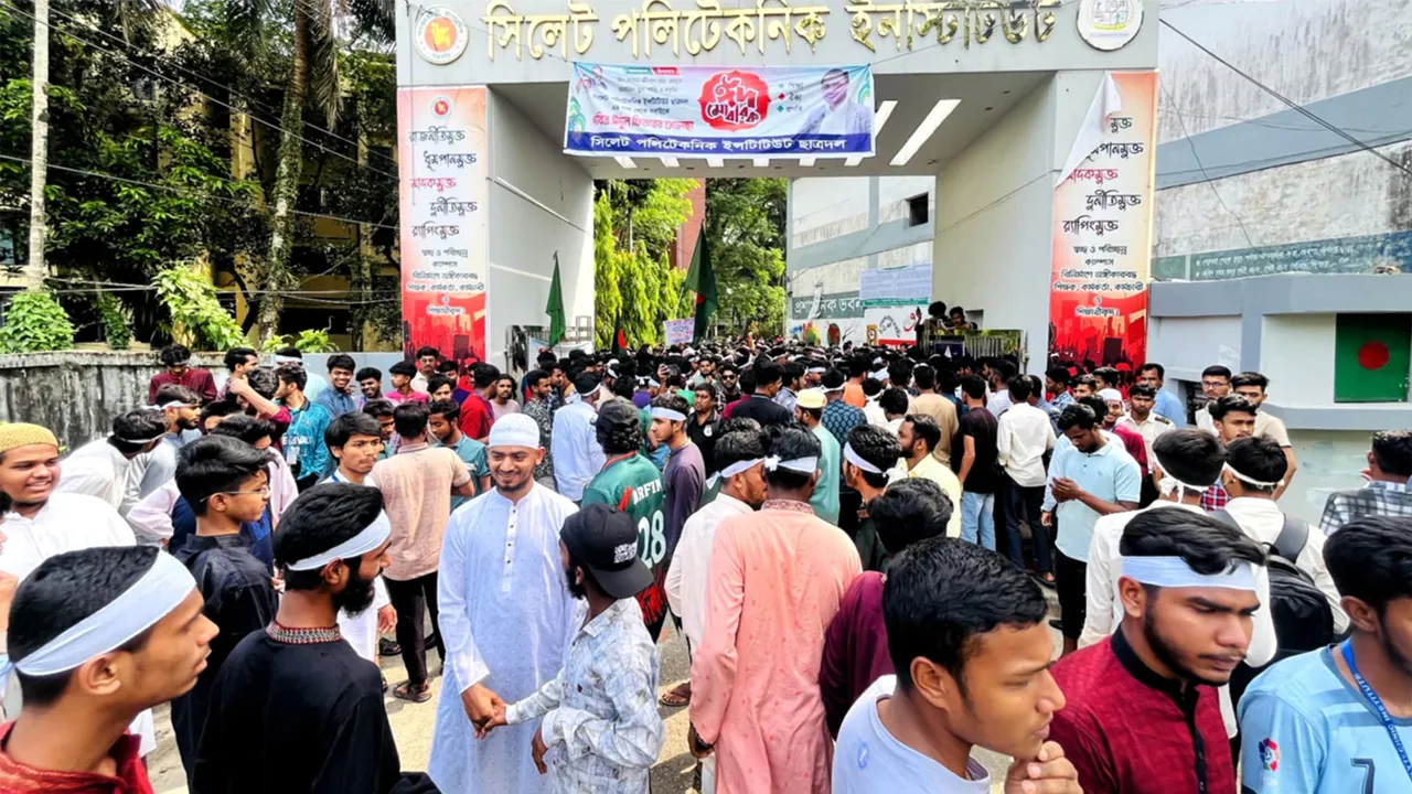 সিলেটে পলিটেকনিক শিক্ষার্থীদের কাফন মিছিল