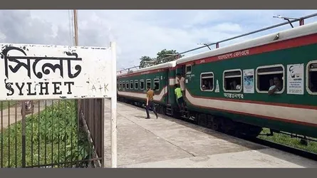 আশুগঞ্জে বগি লাইনচ্যুত, সিলেটের সাথে রেল যোগাযোগ বন্ধ