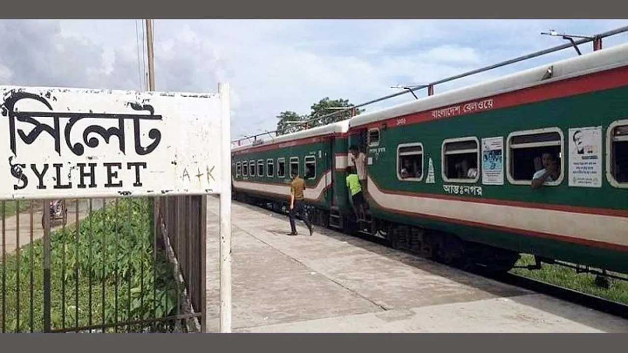 আশুগঞ্জে বগি লাইনচ্যুত, সিলেটের সাথে রেল যোগাযোগ বন্ধ