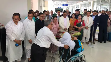 সিলেট-ম্যানচেস্টার সরাসরি ফ্লাইট চালু, যাত্রীদের ফুল দিয়ে বরণ