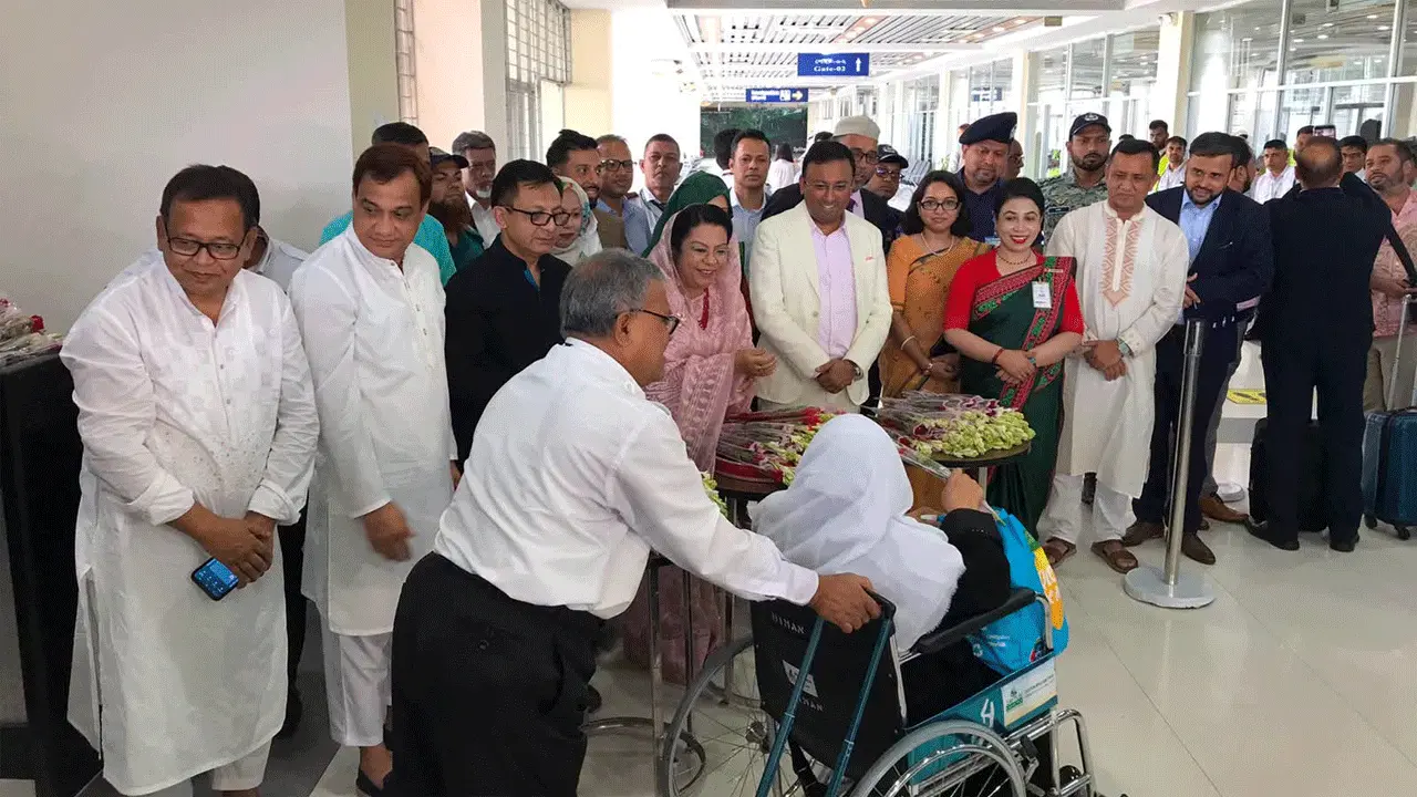 সিলেট-ম্যানচেস্টার সরাসরি ফ্লাইট চালু, যাত্রীদের ফুল দিয়ে বরণ