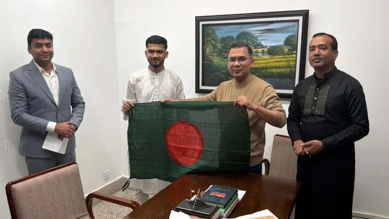 তারেক রহমানকে পতাকা উপহার দিলেন ছাত্রদলকর্মী মুত্তাকিন