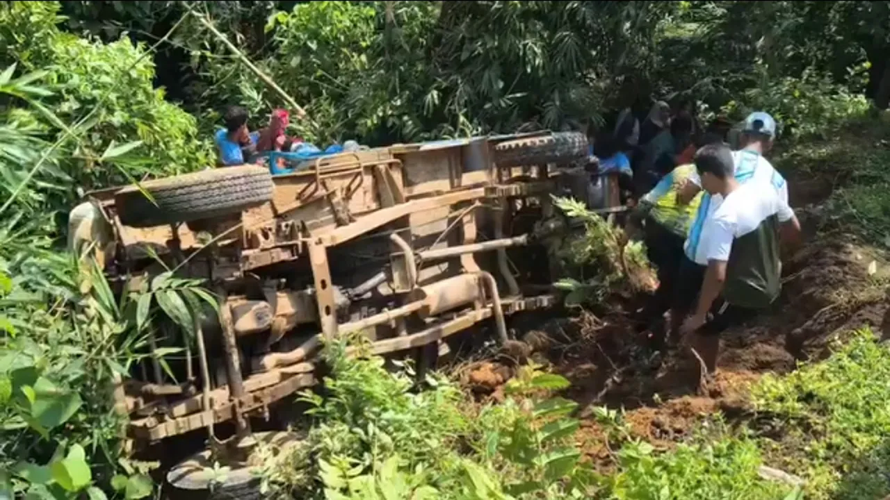 তাহিরপুরে গাড়ি খাদে পড়ে ১৫ পর্যটক আহত