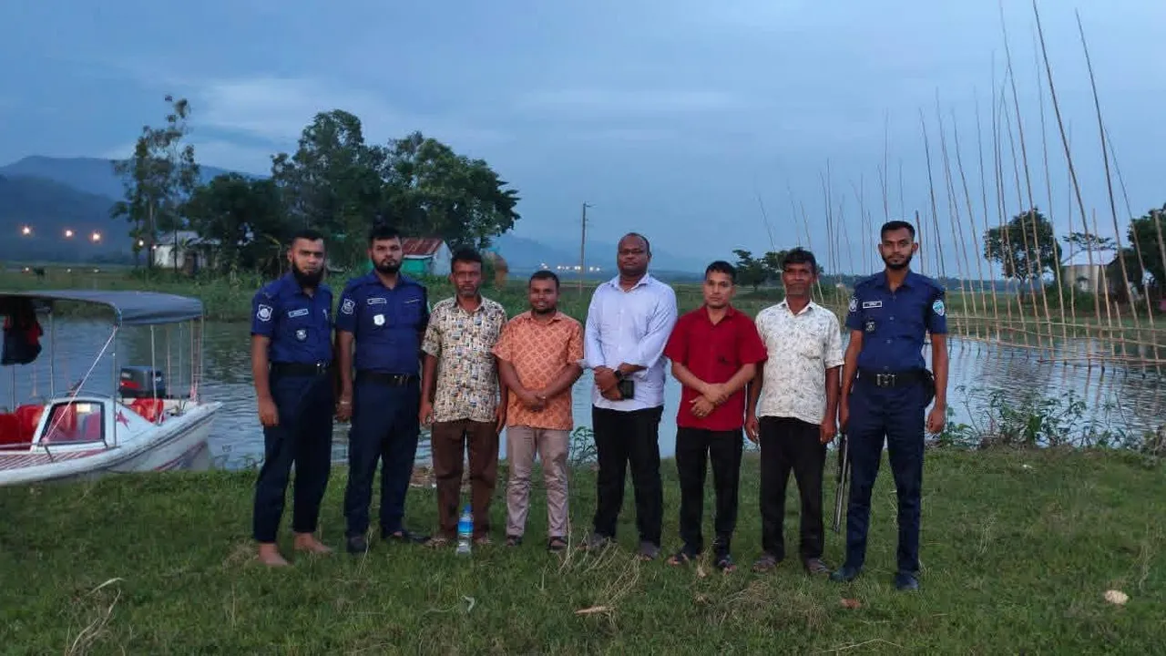তাহিরপুরের শান্তিপুর নদীর বালু লুটের ঘটনায় ৮টি নৌকা বিনষ্ট