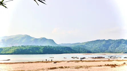 ভারতে অনুপ্রবেশকারী ৩ বাংলাদেশীকে আটক করে বিজিবির কাছে হস্তান্তর করলো বিএসএফ