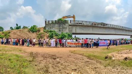 যাদুকাটা নদীতে সেতুর অসমাপ্ত কাজ শেষ করার দাবিতে মানববন্ধন
