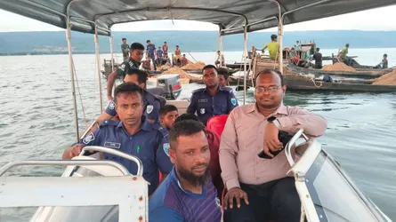 সুনামগঞ্জে অবৈধভাবে বালু উত্তোলন, চারজনের কারাদণ্ড