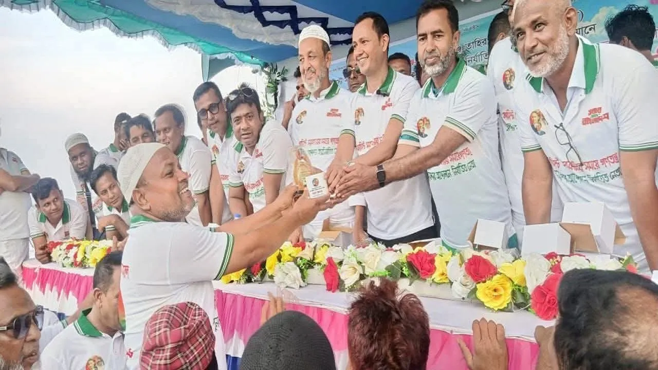 এই সরকারের পাশে থাকতে হবে